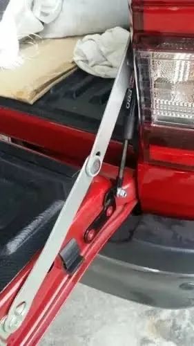 Amortecedor Tampa traseira Hilux - Foto 2