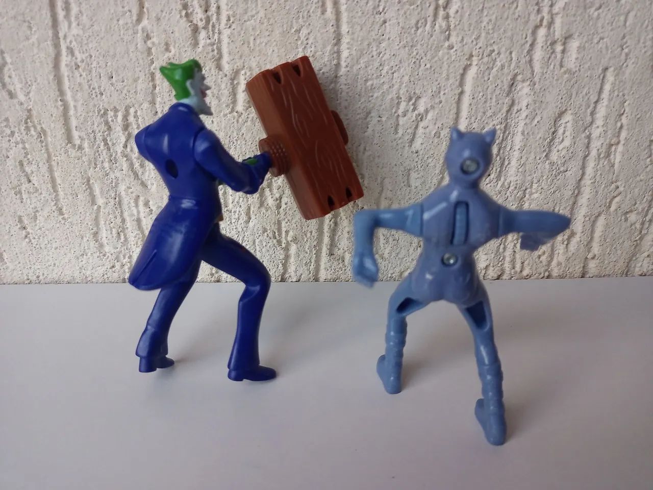 Bonecos Batman: Coringa e Mulher-Gato - Foto 3