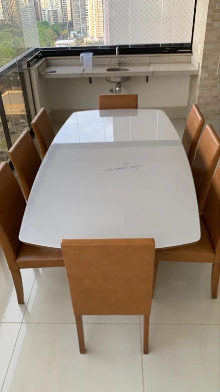 Mesa oito de madeira 