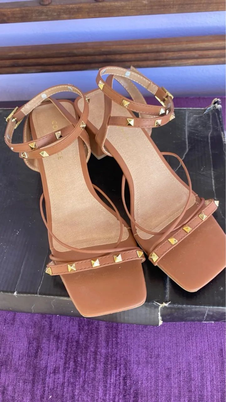 Sandálias de salto alto marrom com detalhes em dourado - Foto 4