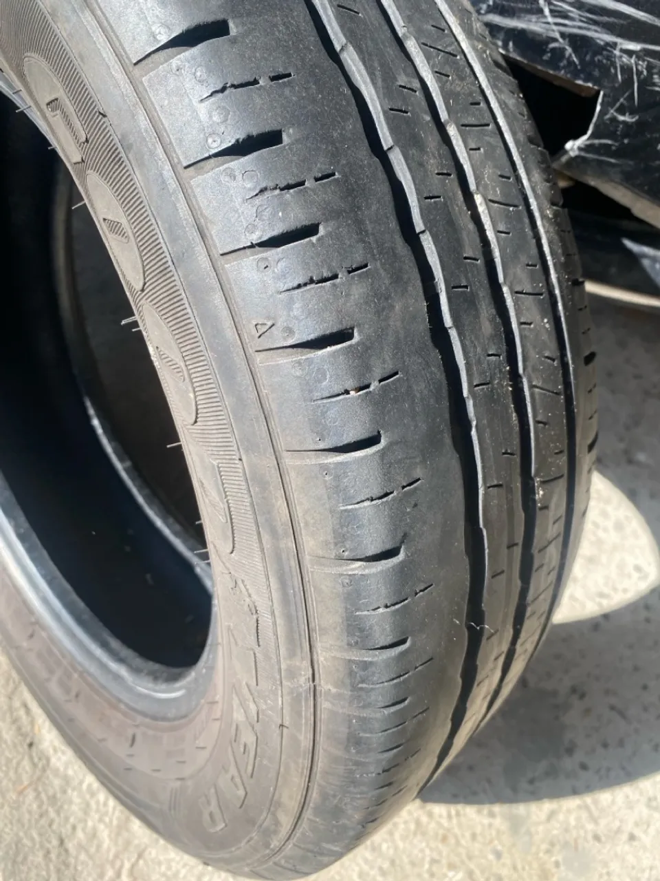 02 Pneu R14 Goodyear - ótimo estado