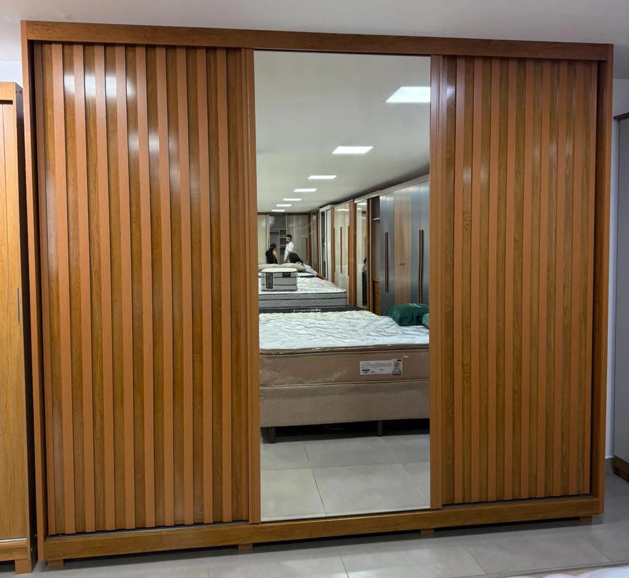 Guarda roupa com portas toda em ripado 