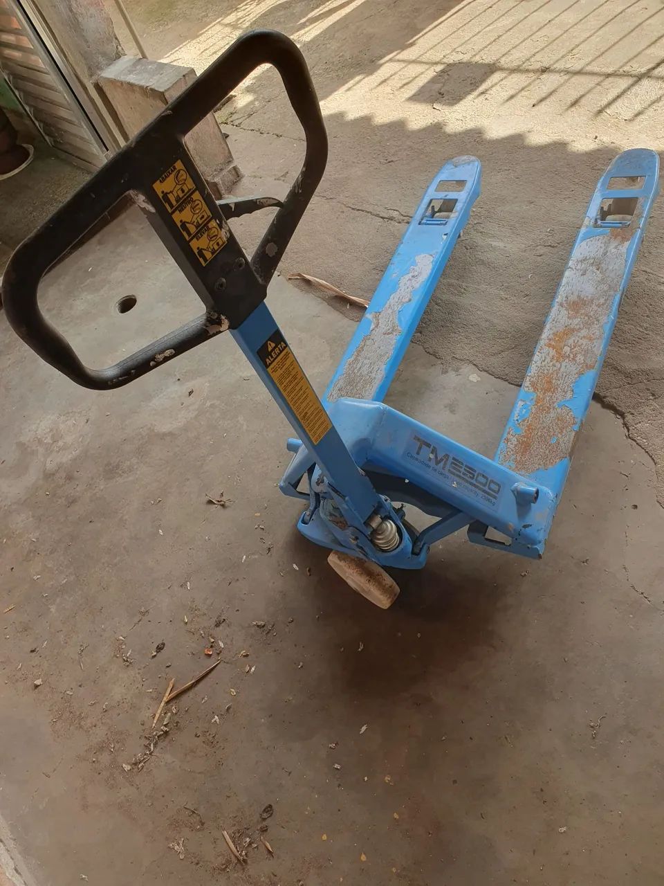 Transpalete Paleteira Manual Hidraulica TM 2500kg 680mm com roda dupla de Nylon - Foto 2