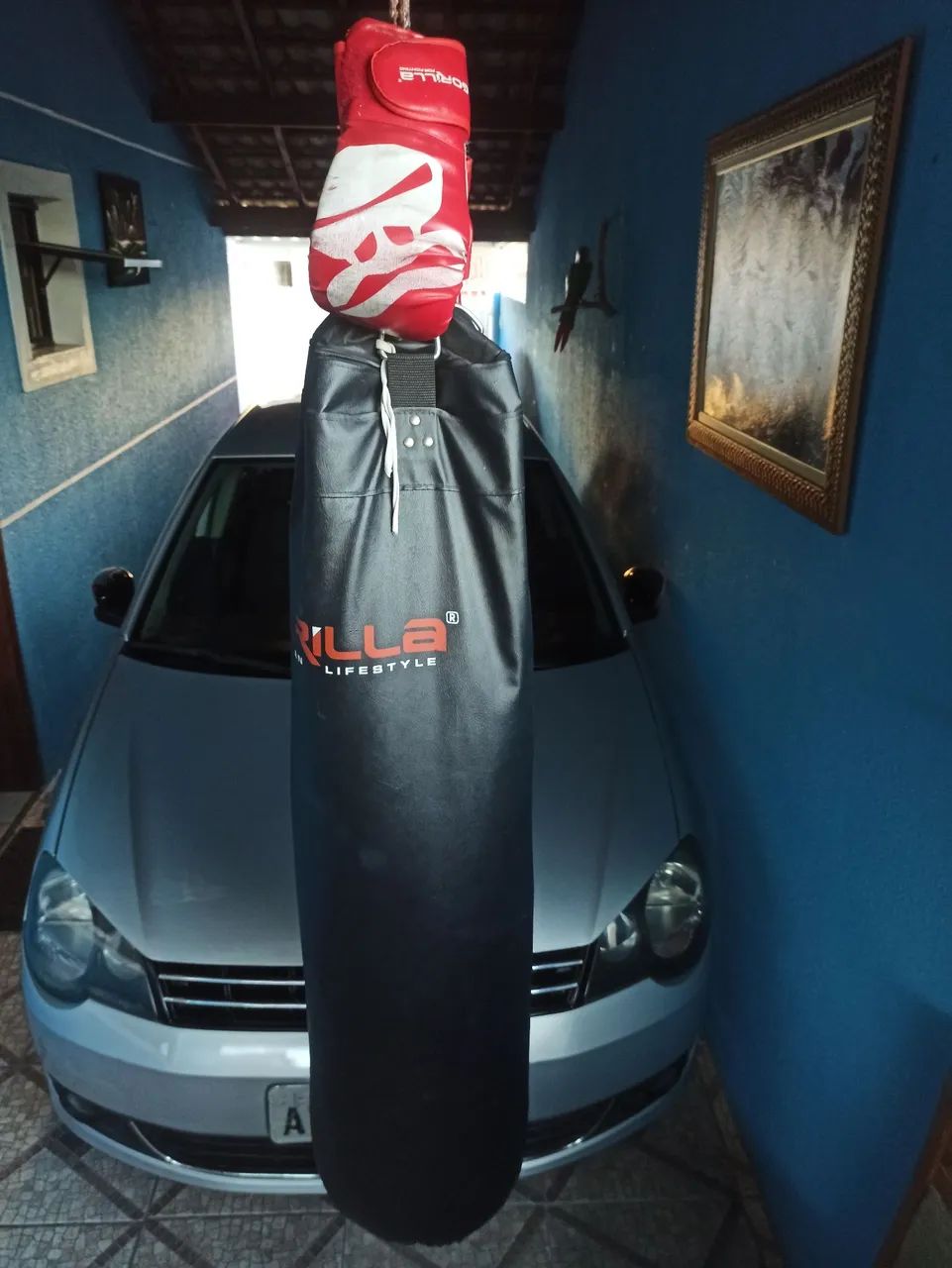Saco de pancada com luvas