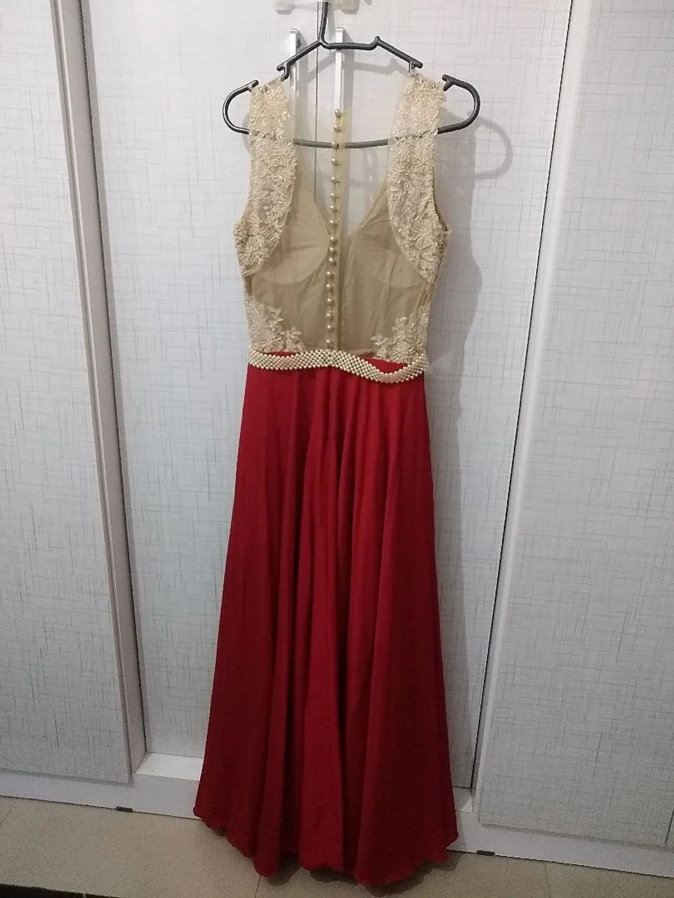 Vestido de festa longo com detalhes em renda e cinto de pérolas - Foto 2