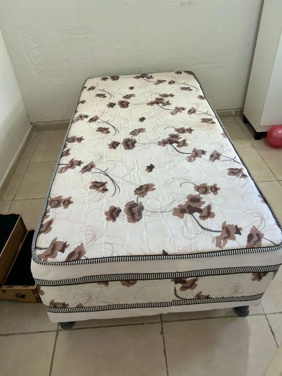 Cama box com colchão solteiro  conjugado,  super conservado.