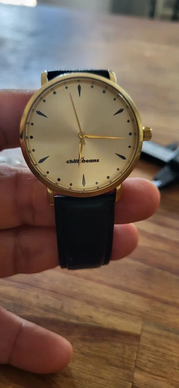Relógio Chillibeans dourado pulseira de couro semi-novo 