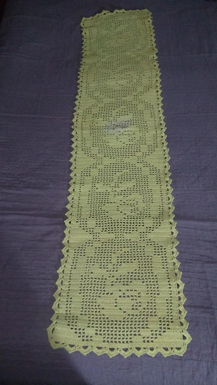 Caminho de mesa de crochê artesanal | Vintage | Cor Bege e detalhe Dourado no centro