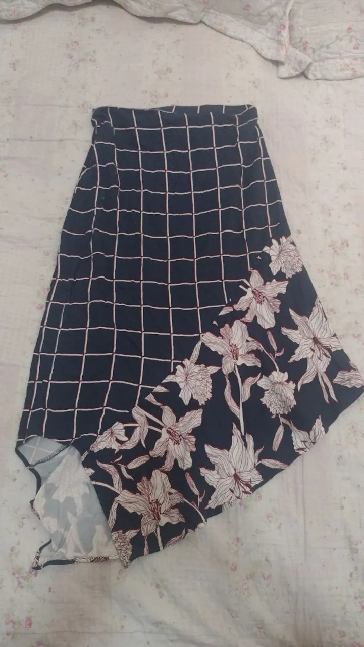 Saia Midi Estampada com Detalhes Florais