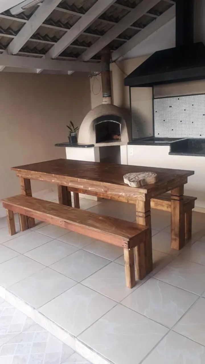 Mesa e bancos de madeira rústica