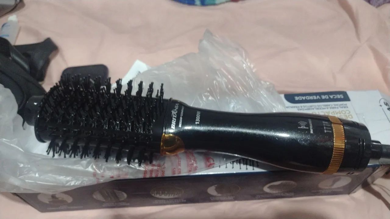Escova secadora e modeladora Britânia 1300W nova zerada