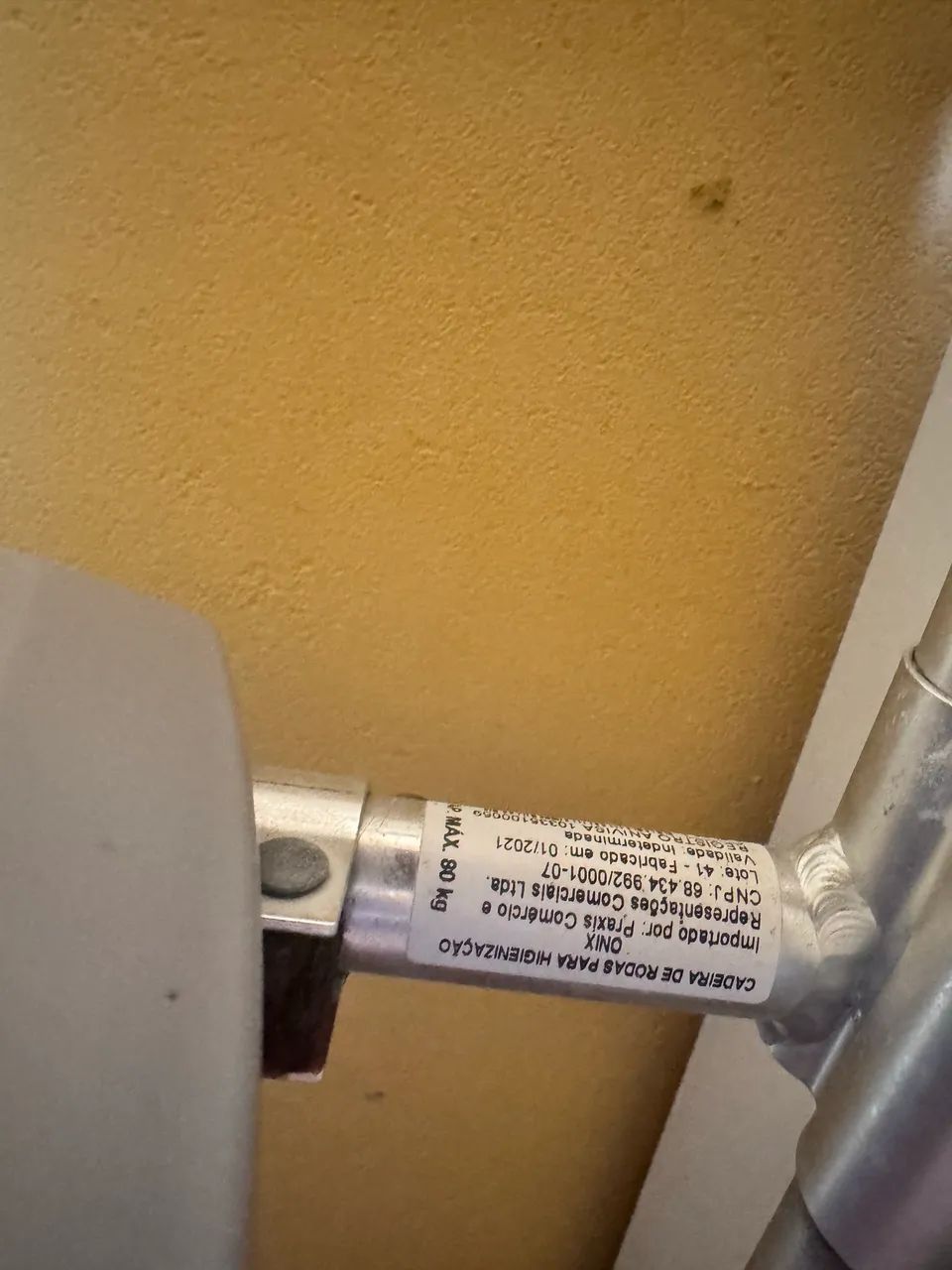 Vendo Cadeira de rodas para higiene  - Foto 3