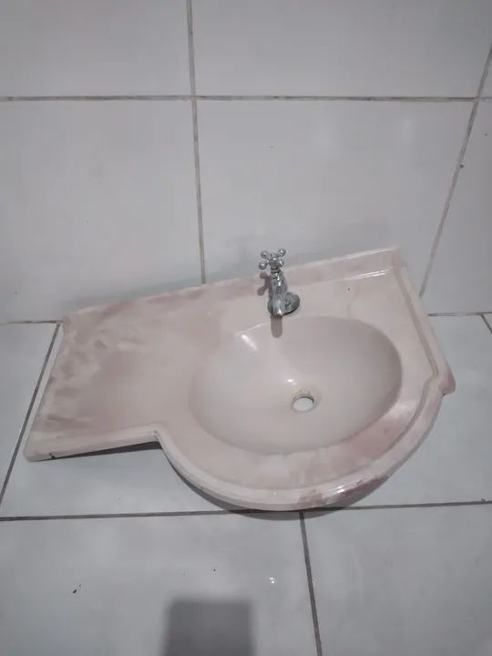 Cuba e torneira de metal