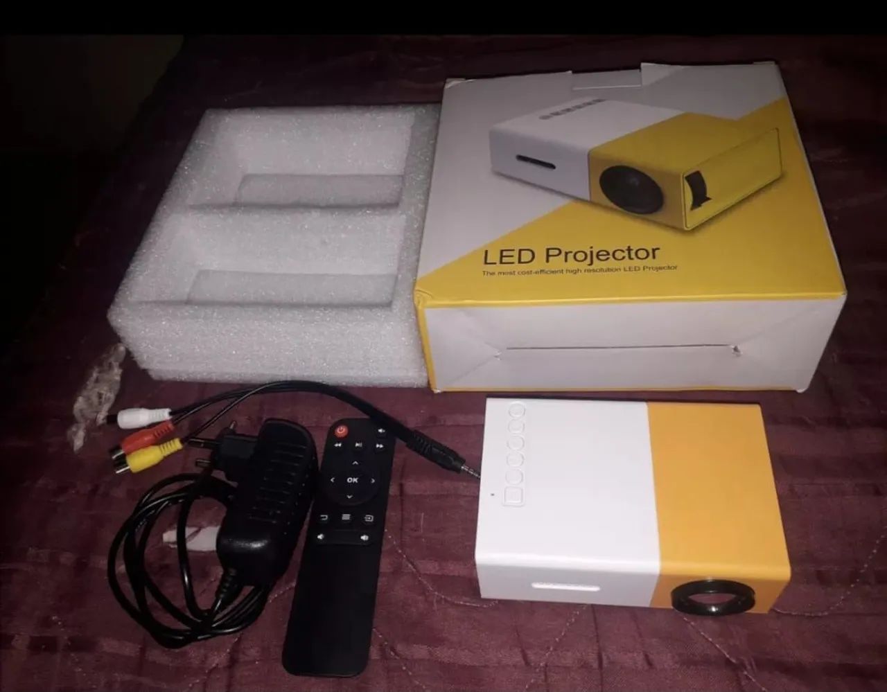 Projetor LED Portátil - Alta Resolução