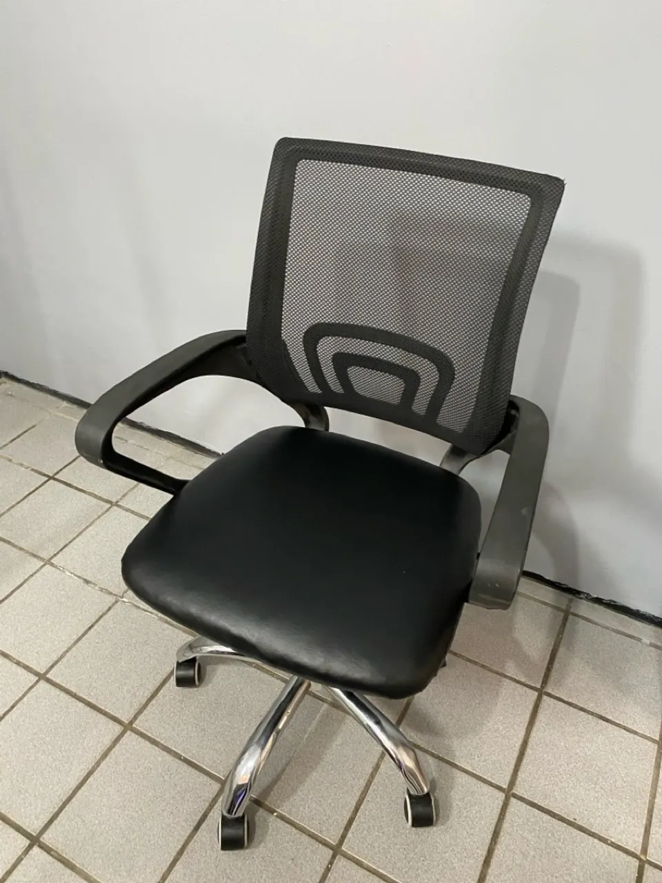 Cadeira de Escritório Ergonômica com Rodas