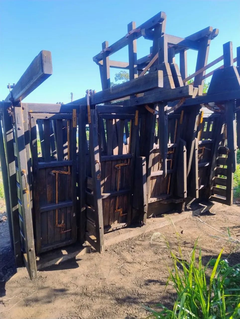 Vende ,um  barracão, uma casa e um tronco para pecuária . Oportunidade . 