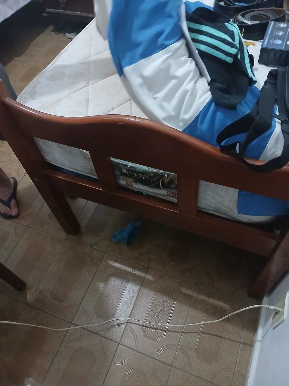 Cama de solteiro com colchão, em madeira macissa 64308393311235120