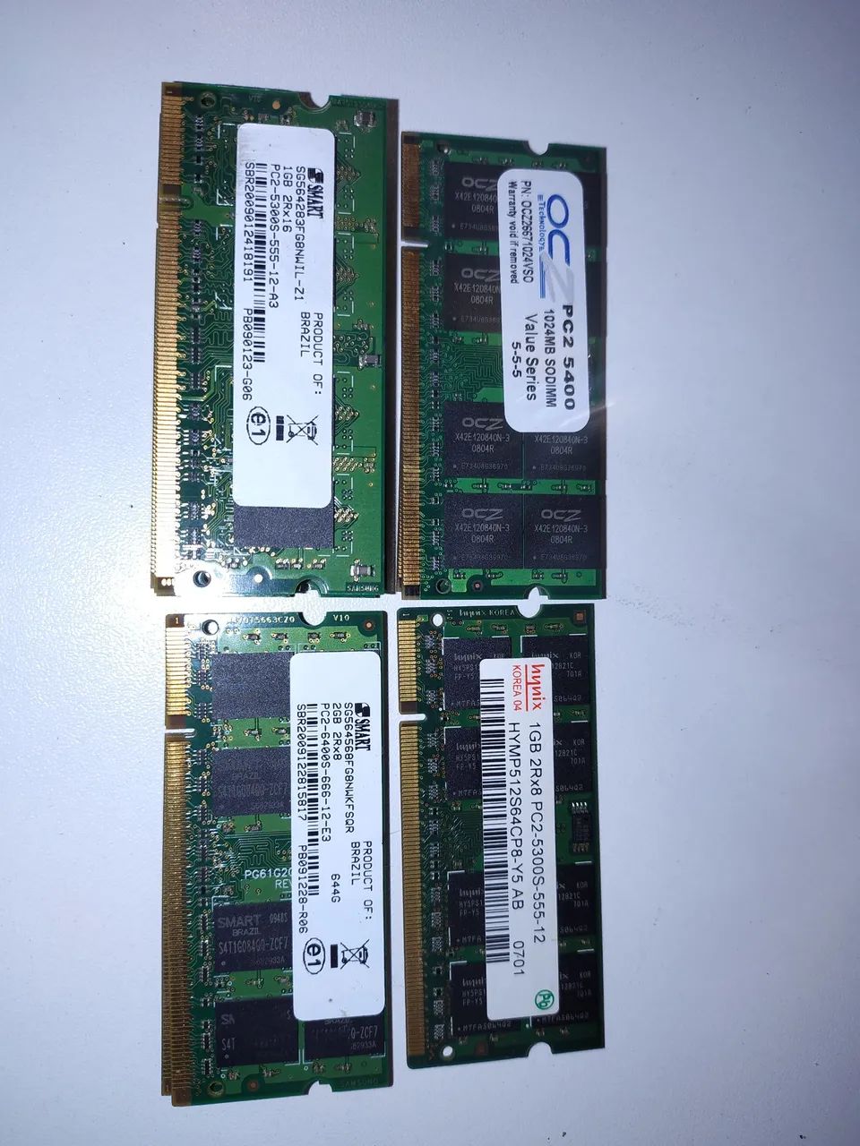 Memórias RAM de DDR2 de 1GB e DDR3 2GB