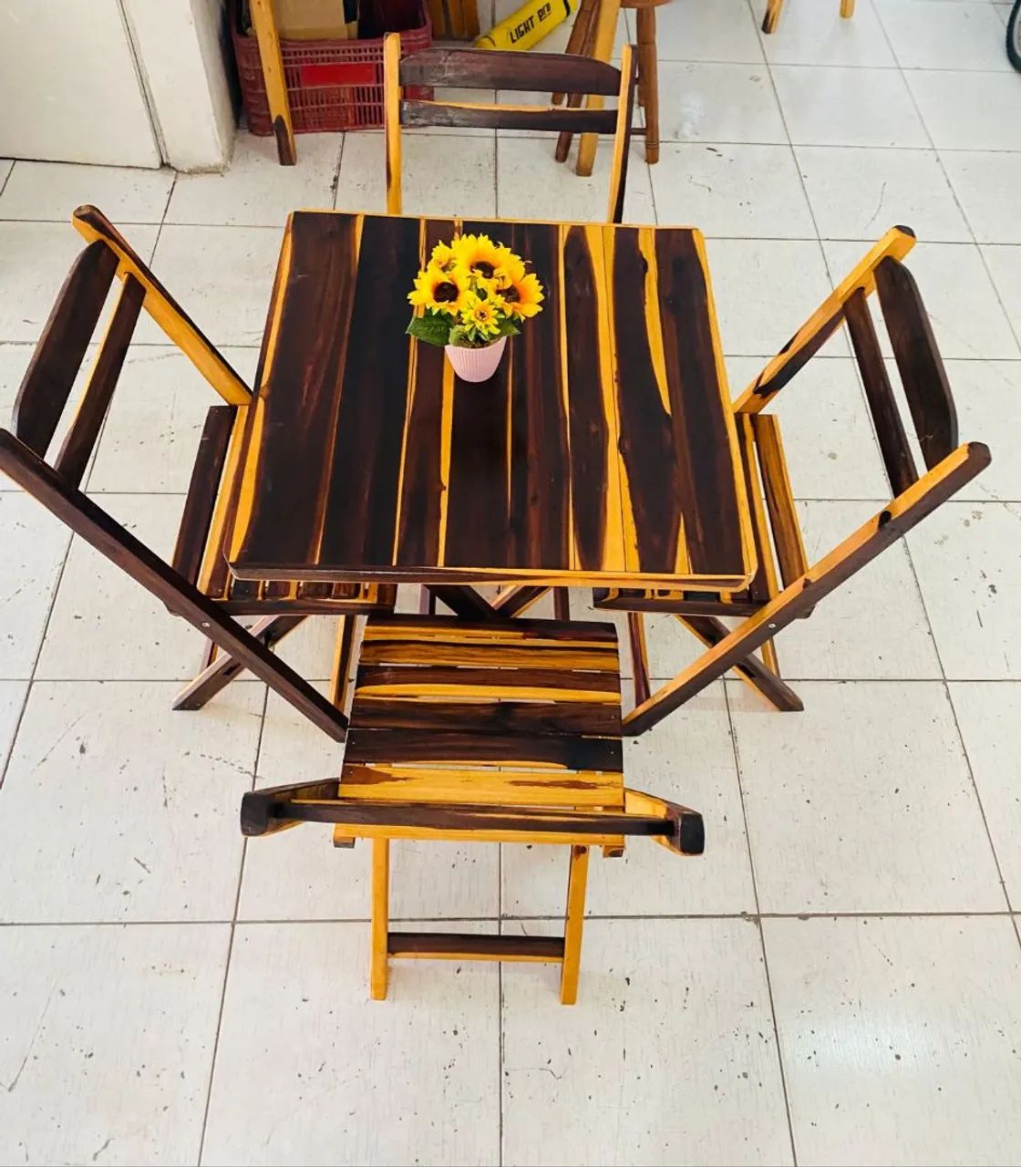 Conjunto de mesa e cadeiras de madeira - Foto 6