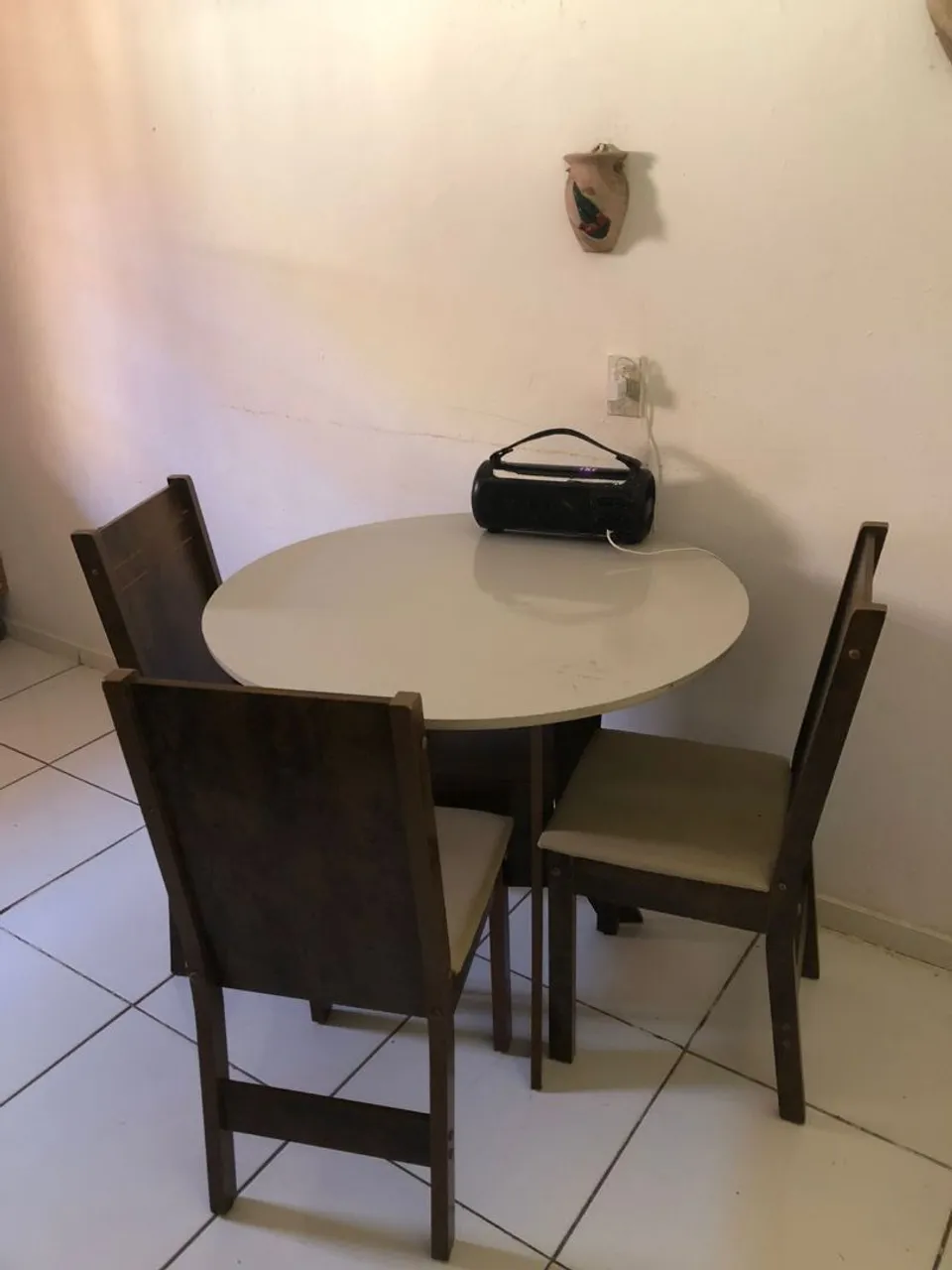 Mesa de jantar redonda com 3 cadeiras