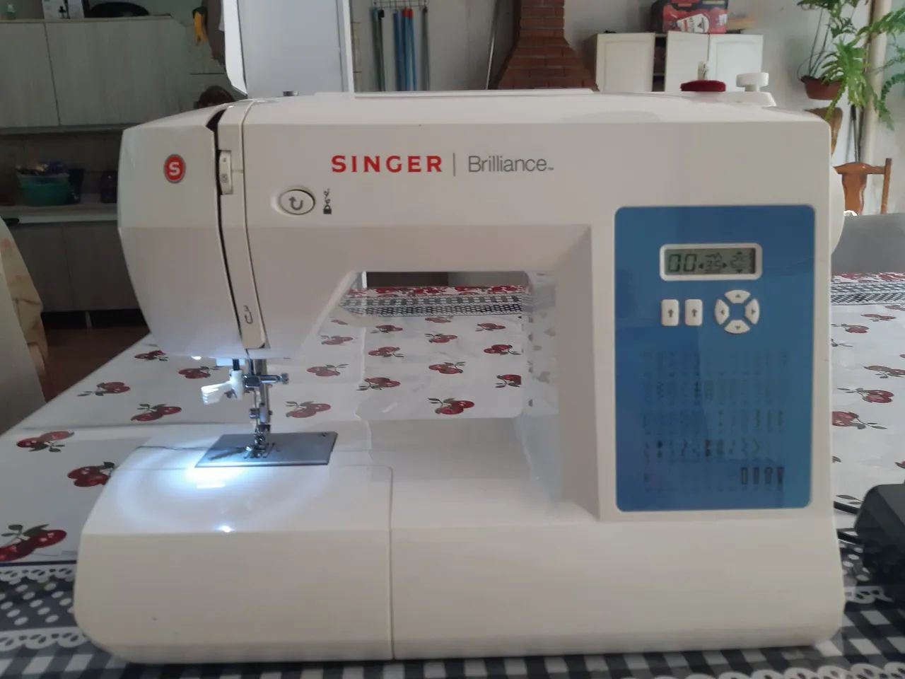 Máquina de Costura Singer - Excelente Estado! - Foto 3