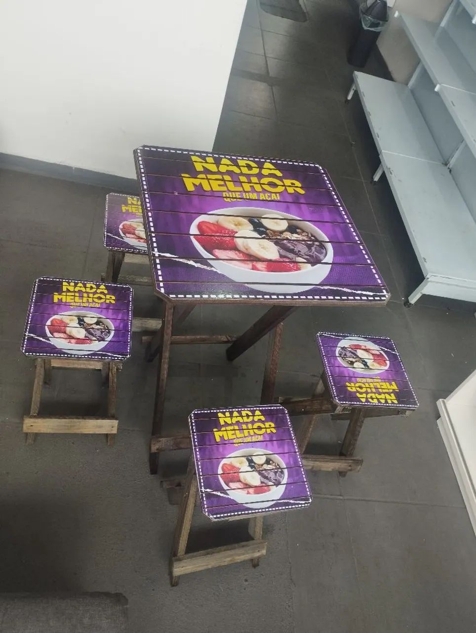 Conjunto de mesa e 4 banquetas com tema de açaí - Foto 2
