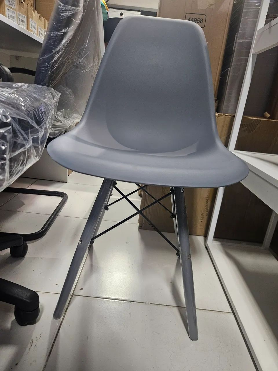 Cadeira de escritório cinza com design moderno - Foto 4