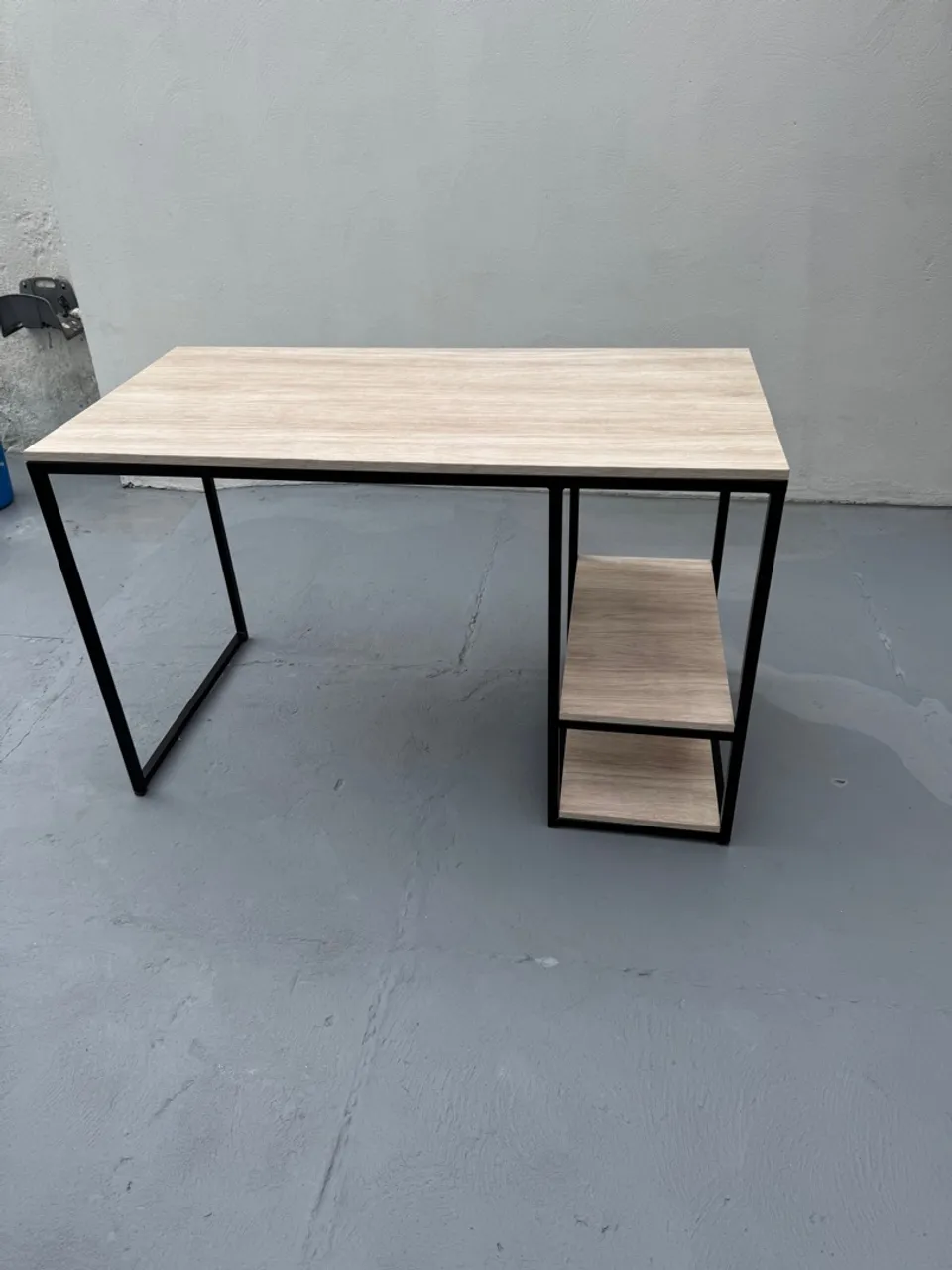 Oportunidade! - Mesa de Escritório com Prateleira