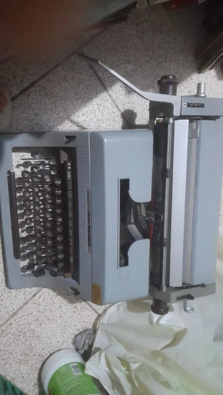 Máquina de escrever olivetti