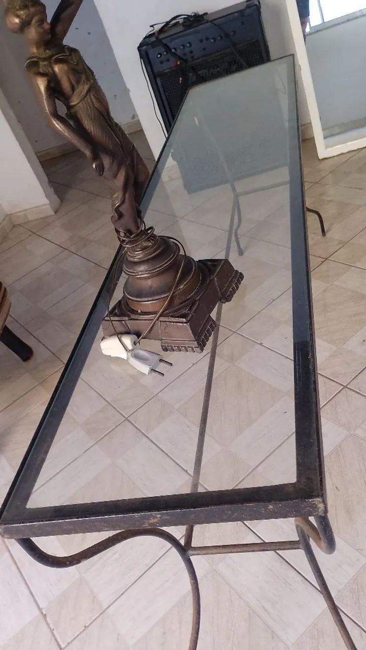 Mesa de vidro antiga com estrutura de ferro - Foto 2