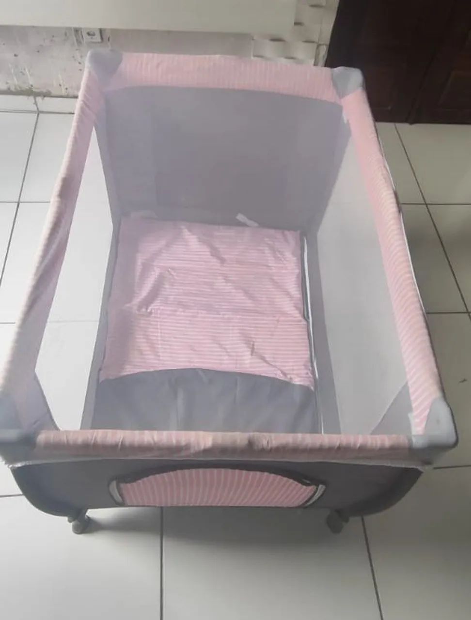 Berço Portátil para Bebê - Rosa e Cinza - Foto 2