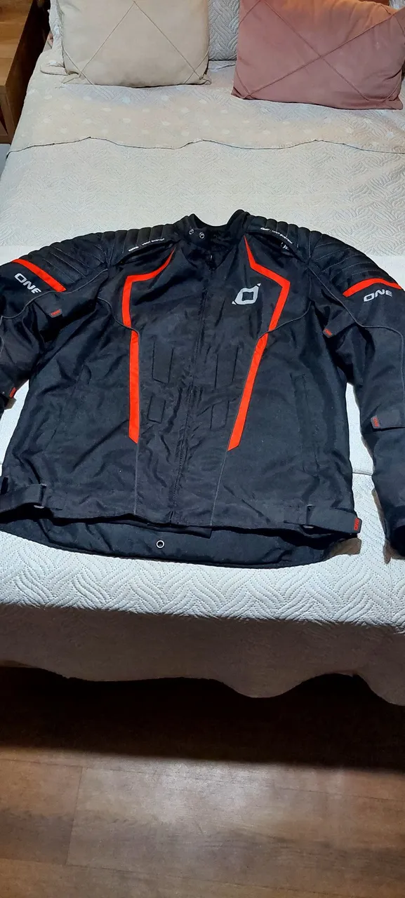 Jaqueta de Moto ONE com Detalhes em Vermelho