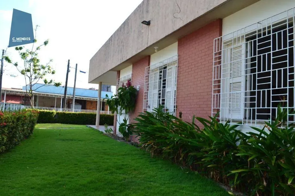 Casa no Monte Castelo em frente praça