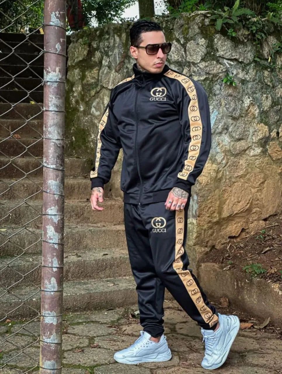 Conjunto de Moletom Gucci - Preto com Detalhes Dourados - Roupas