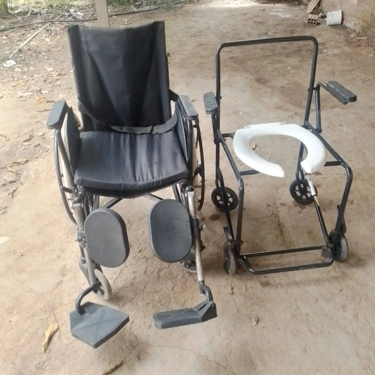 Cadeira de rodas e cadeira para banho