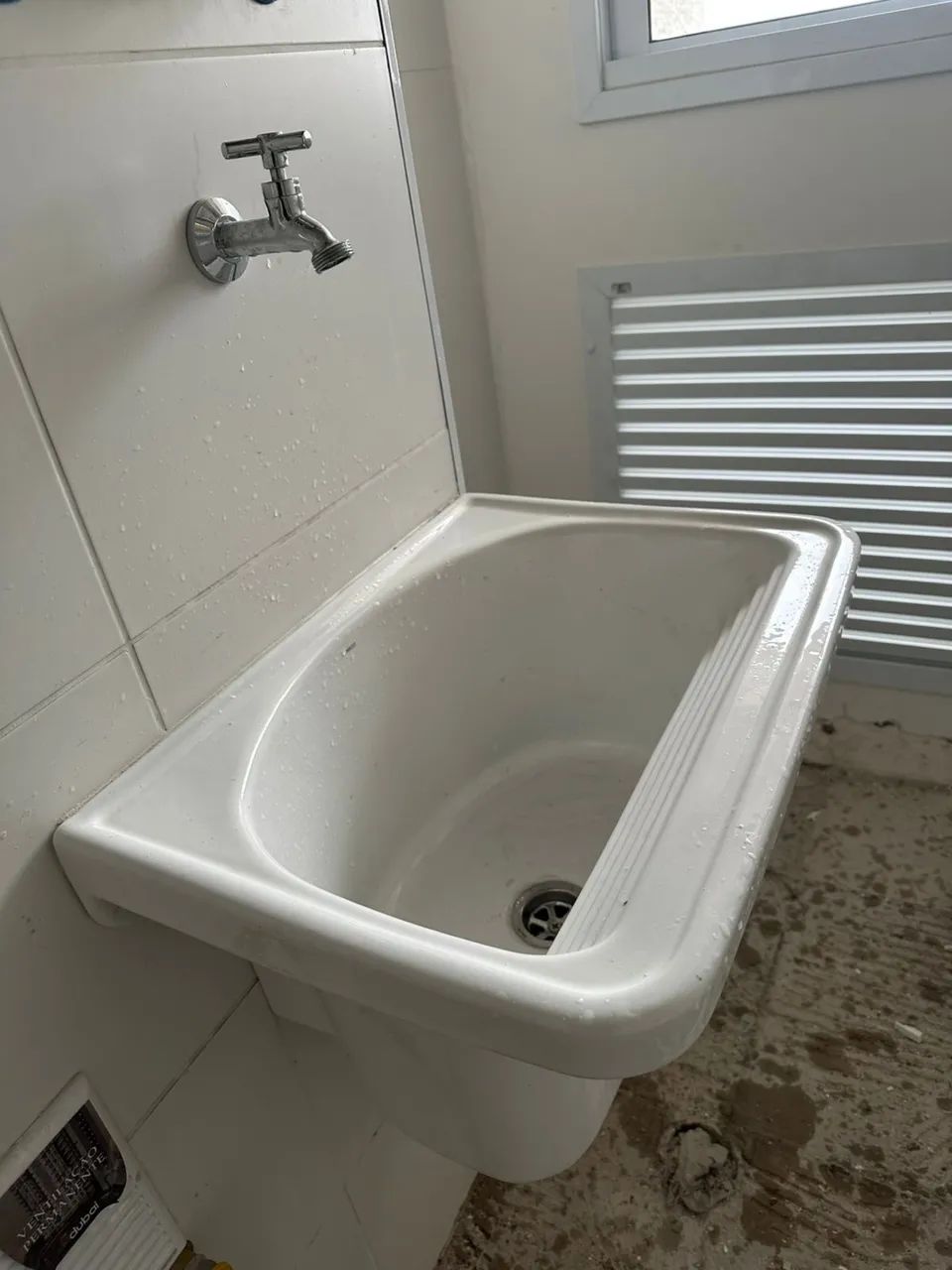 Pia de tanque branca com torneira porcelanato - Foto 4