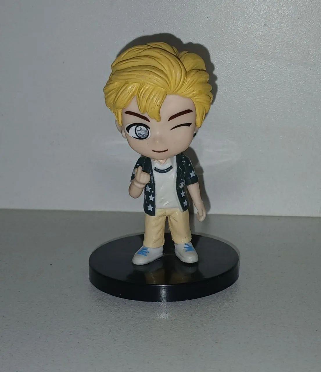 BONECO MINIATURA BTS JIN COLADO NA BASE