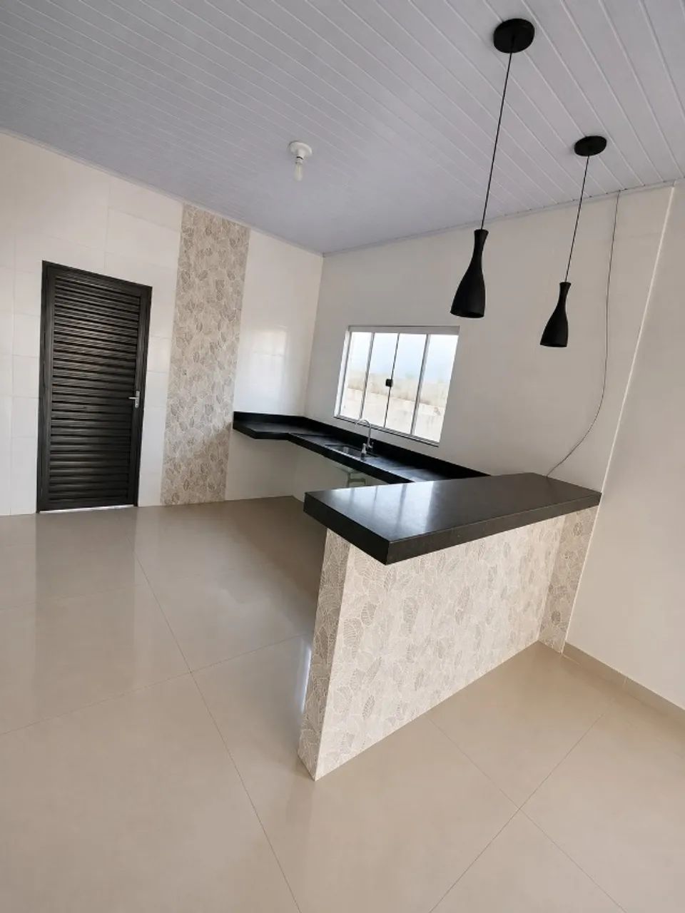 ALUGO CASA NO FLAMBOYANT 1  *