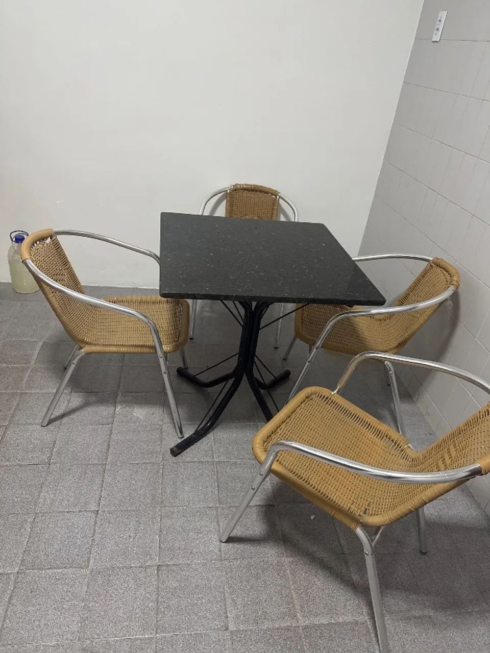 Mesa quadrada com 4 cadeiras 