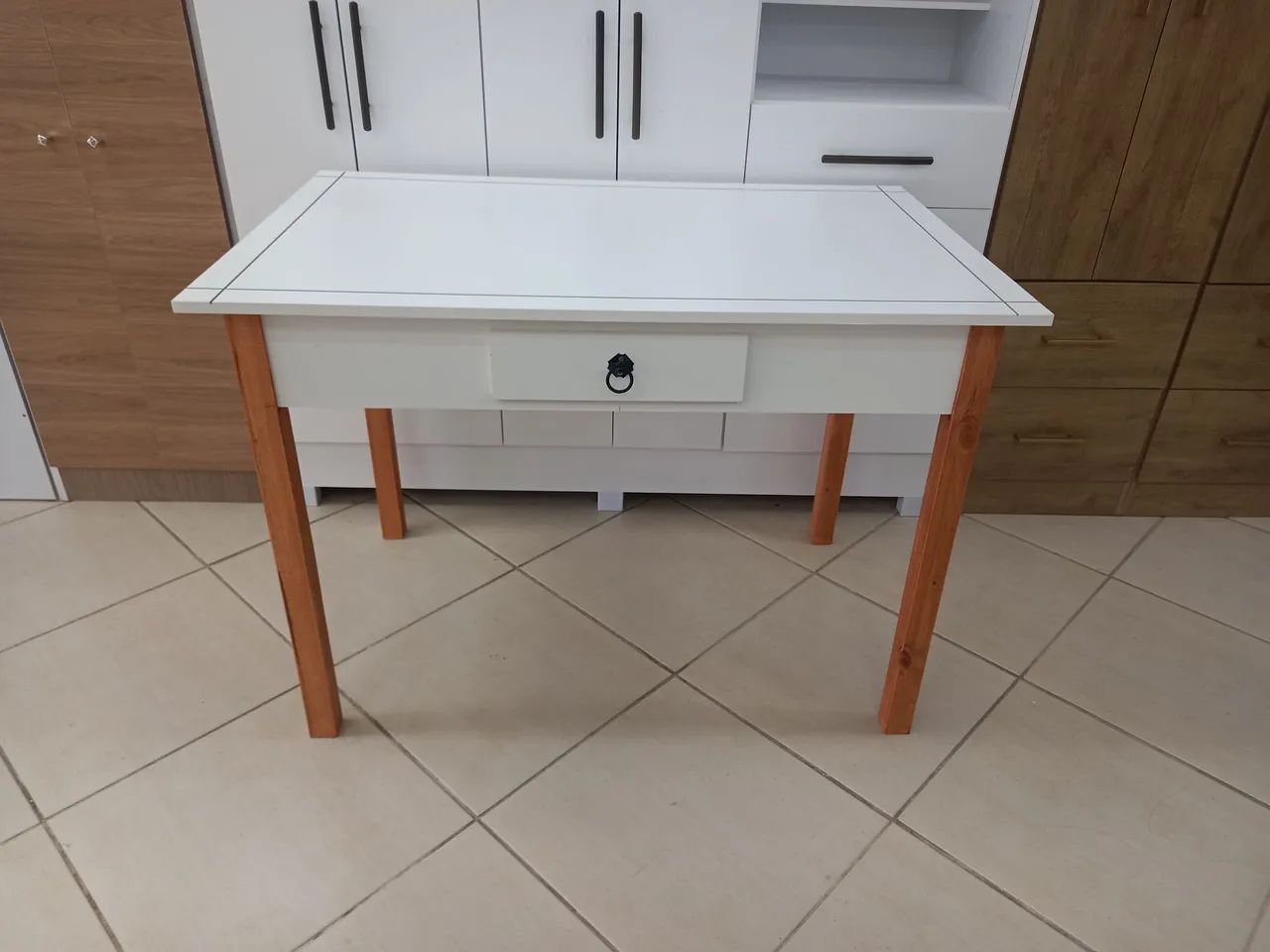 Mesa com. Gaveta nova montada 