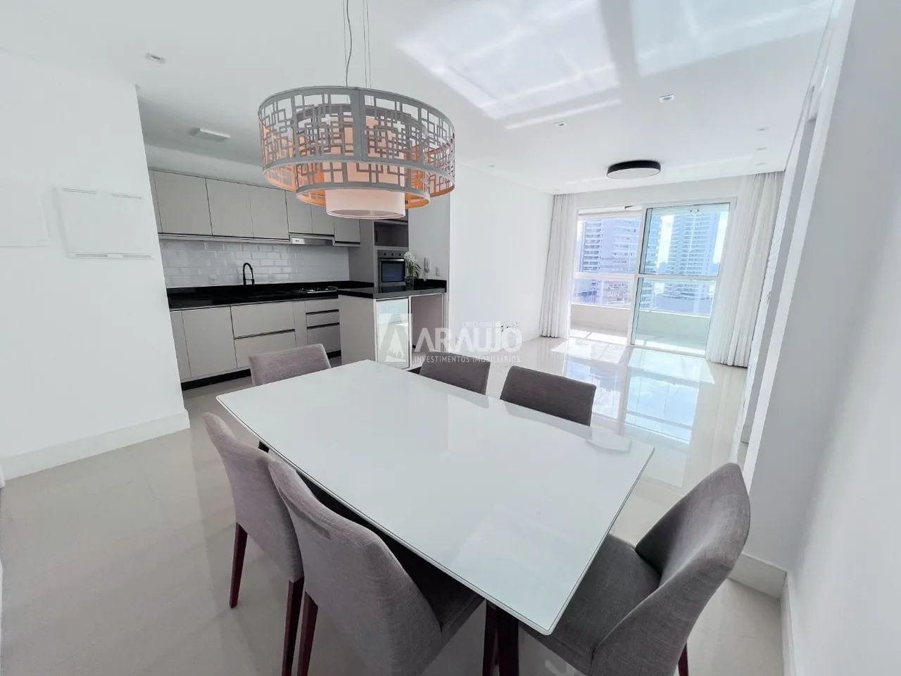 Apartamento semi mobiliado com 2 suítes e 1 dormitório no Centro de Itajaí
