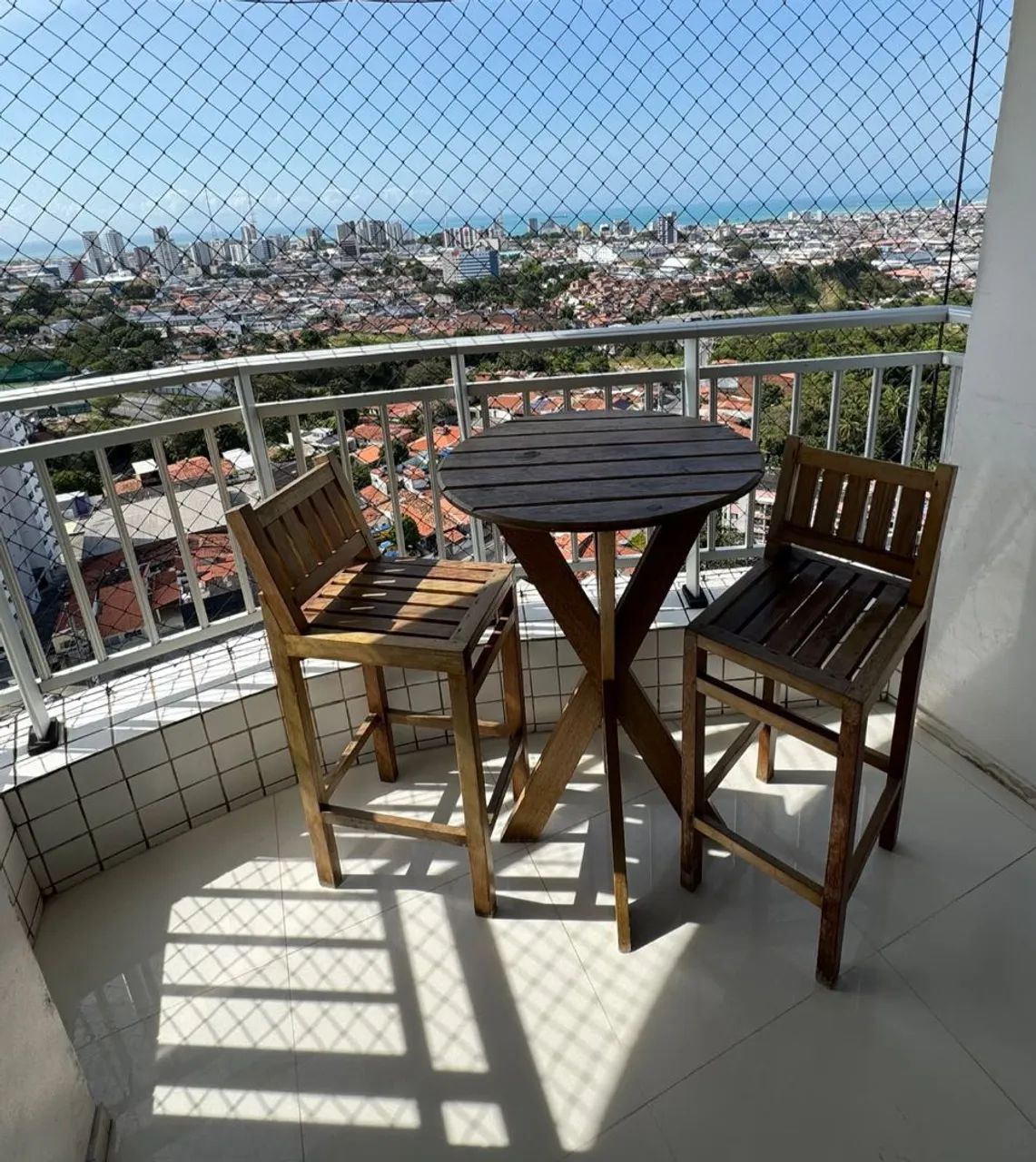 Mesa de madeira com 2 cadeiras