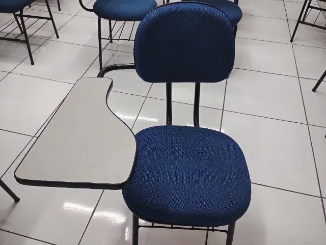 Carteiras universitárias ótimo estado e higienizadas. Preço baixo para levar tudo! - Foto 4