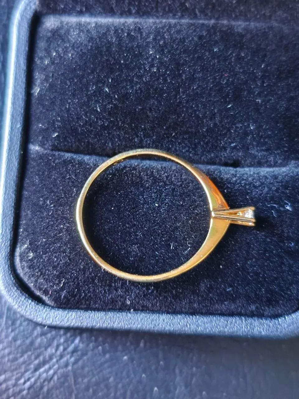 Anel de ouro com diamante 