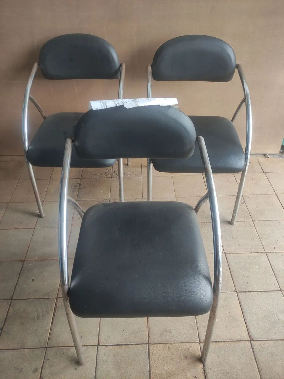 Cadeiras fixas com braços, pés cromados 