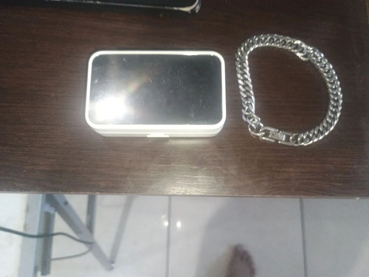 Fone de ouvido com uma pulseira de aço  - Foto 2