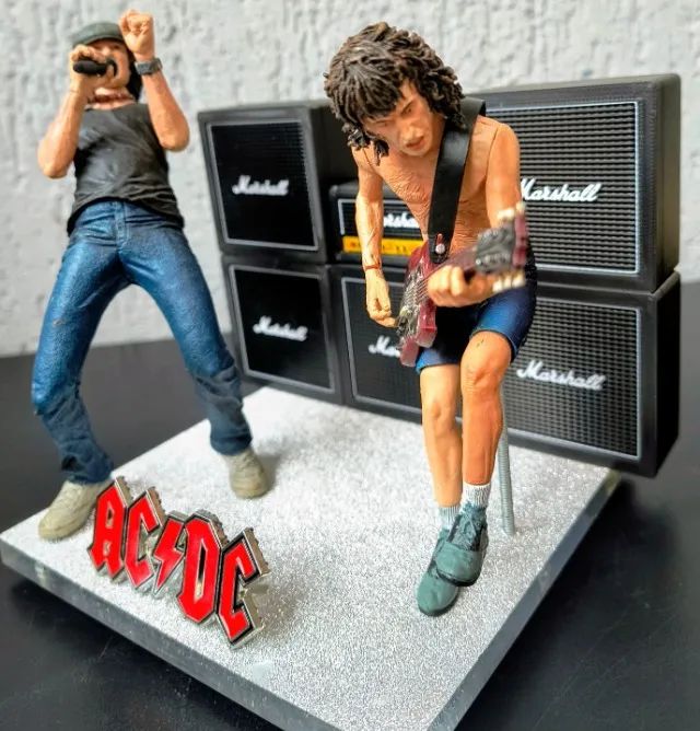 Bonecos AC/DC Brian Johnson e Angus Young Neca - Foto 4