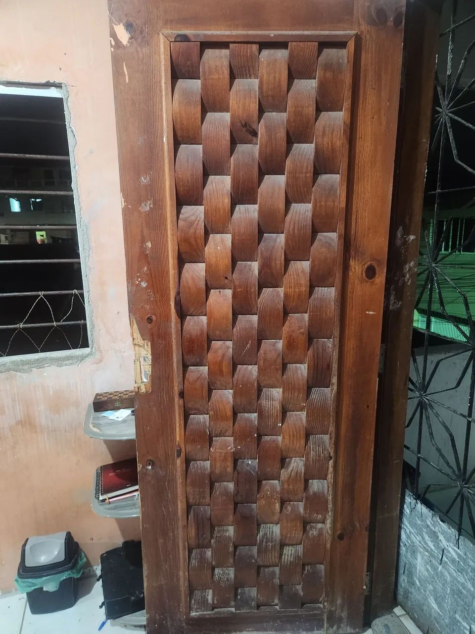 Porta em madeira maciça trabalhada65704305315971120