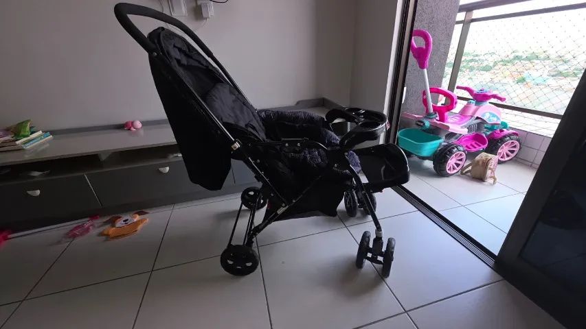 Carrinho de bebê seminovo COSCO (prático de abrir e fechar). - Foto 2