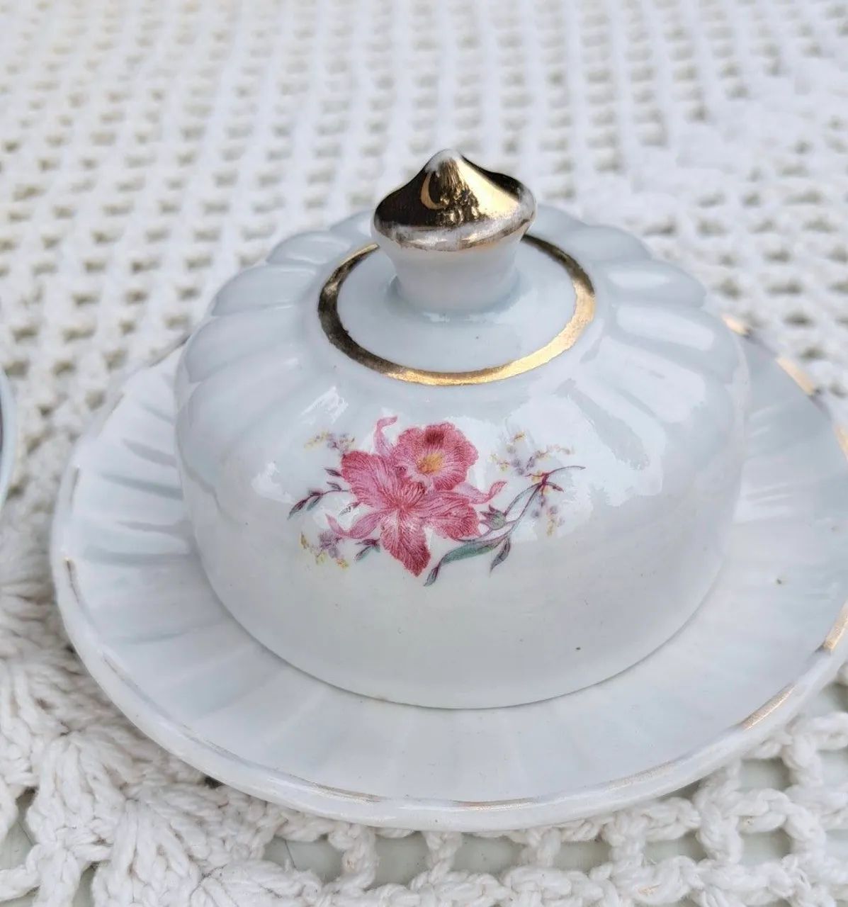 Manteigueira de porcelana